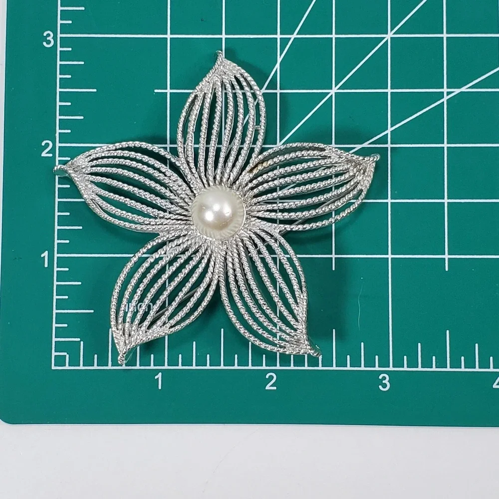 Vtg Sarah Coventry Silvertone Open work Metal Moonflower Faux Pearl Brooch Pin